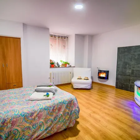 Casa vacanze Rural House With Jacuzzi And Fireplace In The For 2-4 People Riello